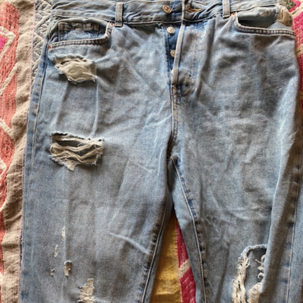 RIPPED BOYFRIEND JEANS